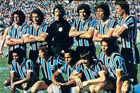 Este Grêmio quebrou uma série de oito títulos gaúchos seguidos do Inter em 1977. Na partida final, o tricolor bateu o colorado por 1 a 0, gol de André Catimba. Em pé temos Eurico, Vítor Hugo, Corbo, Cassiá, Oberdan e Ladinho; agachados vemos Tarciso, Tadeu, André Catimba, Iura e Éder Aleixo
