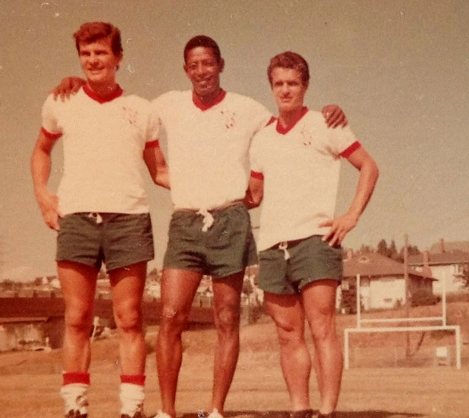 Veja Norberto, Paulo Borges e Peixinho, com a camisa de treino do Bangu na década de 60. Foto Arquivo Pessoal Família Safioti