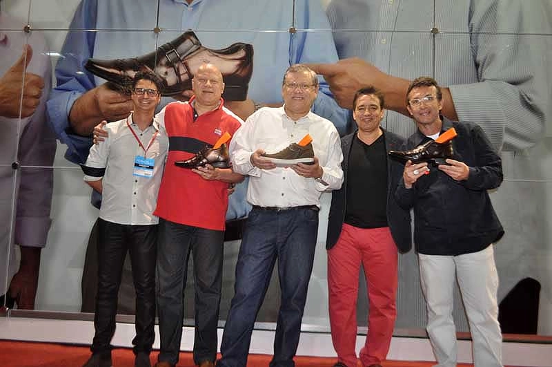 Ronilson Andrade, Ronaldo, Milton Neves, Valeter Cintra e Neto em frente ao enorme painel da Rafarillo, atrás do stand da empresa, na Francal, no Anhembi, em 16 de julho de 2014. Foto: Marcos Júnior/Portal TT