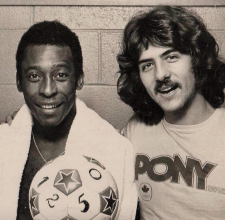 Pelé e o músico Julinho Mazzei, filho do professor Júlio Mazzei. Foto do arquivo pessoal de Julinho Mazzei, seu filho