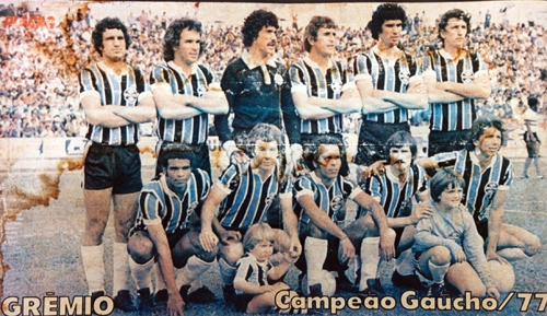 Mais uma foto do tricolor no ano histórico de 1977. Em pé temos Eurico, Vítor Hugo, Corbo, Oberdan, Ancheta e Ladinho; agachados vemos Tarciso, Tadeu Ricci, André Catimba, Iura e Éder