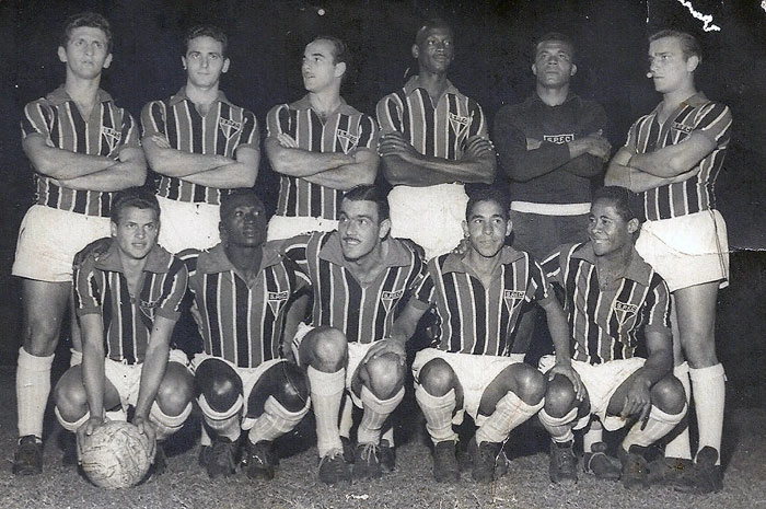 Da esquerda para a direita, em pé: De Sordi, Riberto, Dino Sani, Servílio, Albertino e Vitor Paulada. Agachados: Peixinho, Paulo Lumumba, Gino, Celso e Agenor. Foto enviada por Roberto Ribaldo