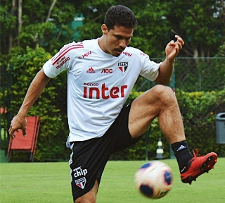 Hernanes pode perder a vaga no meio-campo para Igor Gomes. Foto: Reprodução/Twitter
