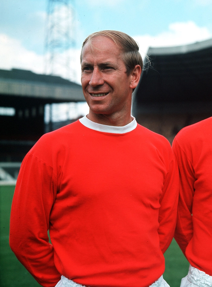 Bobby Charlton com a linda camisa vermelha do clube inglês. Foto: Reprodução Google