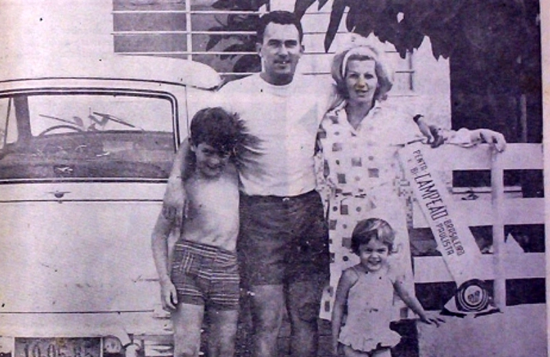 Em 1966, ao lado da esposa Maria Helena e dos filhos. Foto enviada por Walter Peres