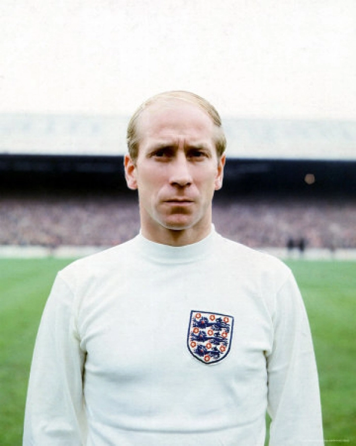 Bobby Charlton defendendo seu país. Foto: Reprodução Google