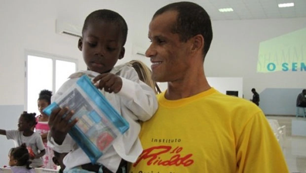 Rivaldo, em 2012, atuou no continente africano, precisamente em Angola. Foto reprodução Twitter