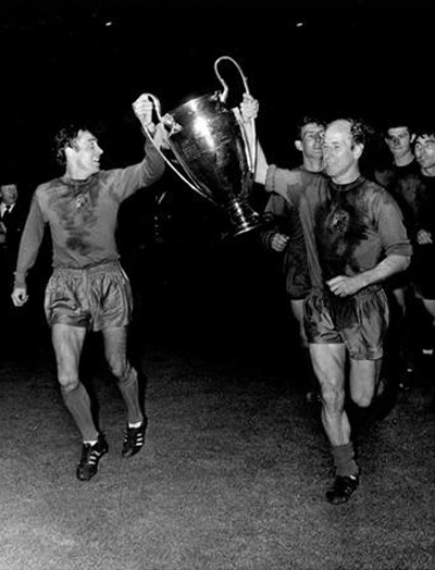 Jogo da final entre Manchester United 4 x 1 Benfica. Da esquerda para a direita, Shay Brennan e o capitão Bobby Charlton, ambos segurando o troféu. Foto: Fifa