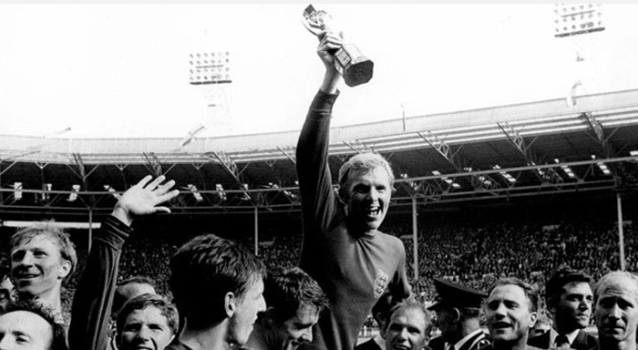 Da esquerda para a direita, Nobby Stiles, Jacky Charlton, Alan Ball, Martin Peters, Geoff Hurst, Bobby Moore (com a taça na mão), Ramon Wilson, George Cohen e Bobby Charlton. Foto: Fifa