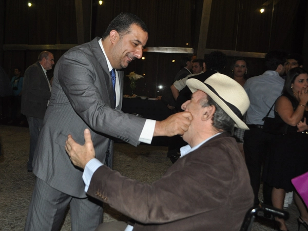 Encontrando-se com Osmar Santos no Troféu Ford Aceesp na noite de 6 de dezembro de 2013, no Esporte Clube Sírio, em São Paulo. Foto: Marcos Júnior/Portal TT