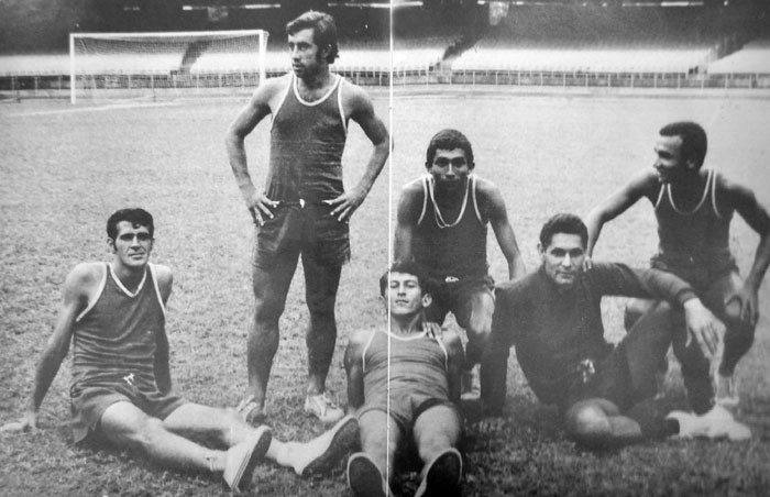 Da esquerda para a direita, jogador não identificado, Betinho, jogador não identificado, Givanildo, Gilberto e Ramnon. Foto: Reprodução do livro 