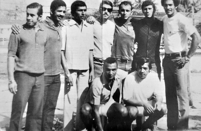 Da esquerda para a direita, em pé: Betinho, Fernando Santana, Givanildo, jogador não identificado, Antonino e dois jogadores não identificados. Agachados: Ramon e Gena. Foto: Reprodução do livro 