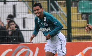 Na volta para casa, Figueirense decepciona e Goiás é vice-líder