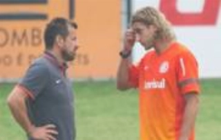 Rafael Moura treina entre os titulares e deve herdar vaga de Damião no Inter