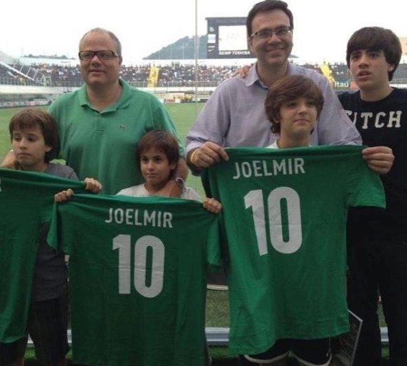 Os irmãos Gianfranco e Mauro Beting com os filhos em dezembro de 2012, durante homenagem a Joelmir Beting. Foto: arquivo pessoal de Mauro Beting