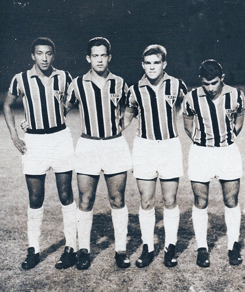 Tricolor em 1964. Quatro jogadores do São Paulo posam com as belas camisas listradas do São Paulo. Da esquerda para a direita Zé Roberto, Virgilio, Penachio e Ademir Rodrigues