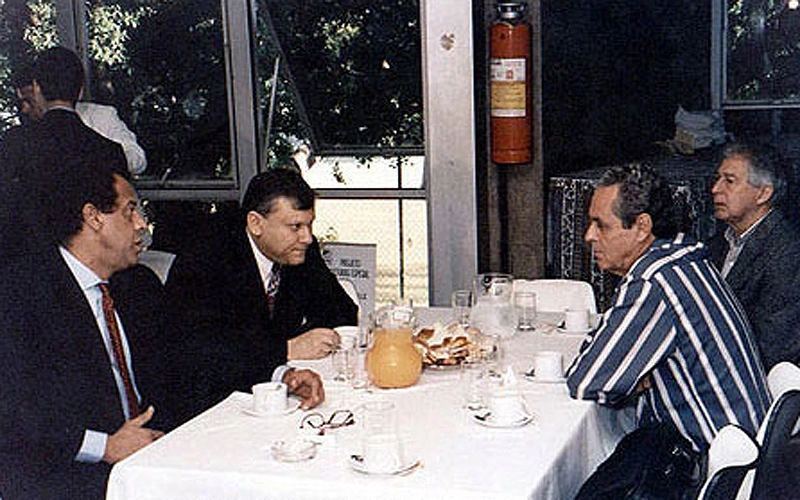 Em 1994, no clube Pinheiros, em São Paulo, café da manhã em evento de empresa do ramo imobiliário antes da Copa dos Estados Unidos. No sentido horário: Carlos Alberto Torres, Milton Neves, Mauro Ramos de Oliveira e Gylmar 