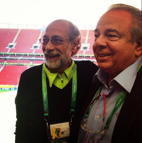 Em junho de 2013, o jornalista Juca Silveira e Luciano do Valle no Est&aacute;dio Man&eacute; Garrincha, para a cobertura da Copa das Confedera&ccedil;&otilde;es pela Band. Foto: arquivo pessoal de Juca Silveira