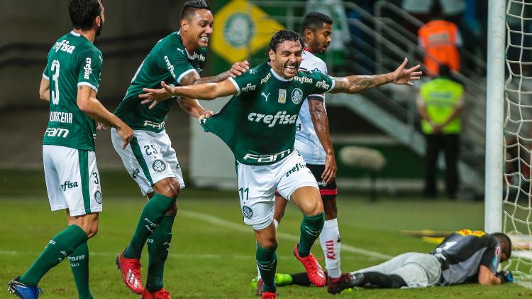 Ricardo Goulart comemora seu gol para o Palmeiras em partida contra o Ituano 