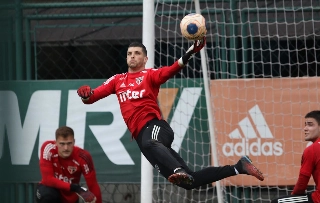 Goleiro tricolor festejou os elogios que tem recebido em 2020. Foto: Rubens Chiri / saopaulofc.net