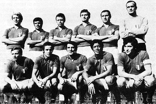 Veja Amarildo em sua época de Fiorentina, em 1969. Ele é o segundo agachado, da direita para a esquerda. Crédito imagem: revista 