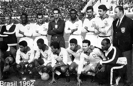 Vejam a Seleção Brasileira em campo na Copa do Mundo de 1962. Em pé temos o técnico Aymoré Moreira, Djalma Santos, Zito, Gilmar, Zózimo, Nilton Santos e Mauro; agachados estão Garrincha, Didi, Vavá, Amarildo e Zagallo