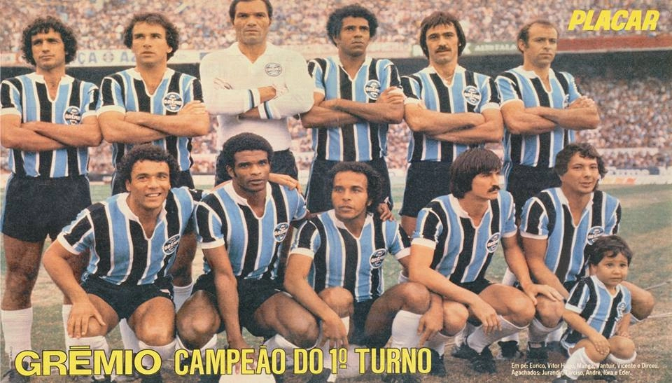 Grêmio campeão do primeiro turno do Gauchão em 1979. Em pé: Grêmio 1979: Eurico, Vitor Hugo, Manga, Vantuir, Vicente e Dirceu; Agachados: Jurandir, Tarciso, André, Iúra e Éder. A foto é da Revista Placar