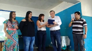 Achados & Perdidos: Milton Neves sendo homenageado em Muzambinho, na Escola Estadual Ces&aacute;rio Coimbra