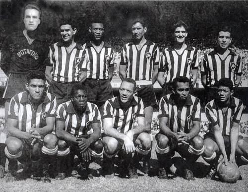Em pé: Lamin, Cacá, Domício, Nilton Santos, Pampolini e Ronald. Agachados: Mané Garrincha, Tião Macalé, Paulo Valentim, Quarentinha e Amarildo

