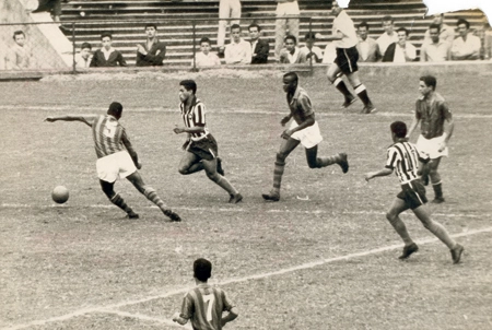 Botafogo x Bonsucesso, no Maracanã, em 1962: o volante Silvio (camisa 5) tenta parar Garrincha. Beto, Cassiano e Amarildo (o 10 do Botafogo, entrando na área) estão atrás do Mané. O sete do Bonsucesso é Augusto.
