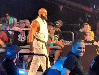 Os combates são coreografados, porém quando executados por bons profissionais é como ver uma cena de um filme de cinema