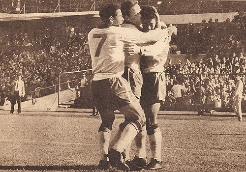 Zagallo e Garrincha correm para abraçar Amarildo, autor do primeiro gol do Brasil contra a Tchecoslováquia, na final da Copa de 62. O jogo terminou 3 a 1 para a seleção canarinho. Para comemorar o bicampeonato, a revista 
