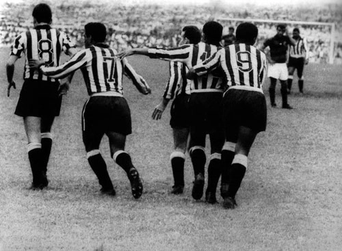Na final do Campeonato Carioca de 1962 o Flamengo não impediu o colossal Botafogo de conquistar o título com uma impetuosa vitória por 3 a 0. Na foto, da esquerda para a direita, vemos: Edson, Garrincha, Zagallo, Amarildo e Quarentinha. Ao fundo, com a camisa do rubro-negro, aparece Gérson, o 