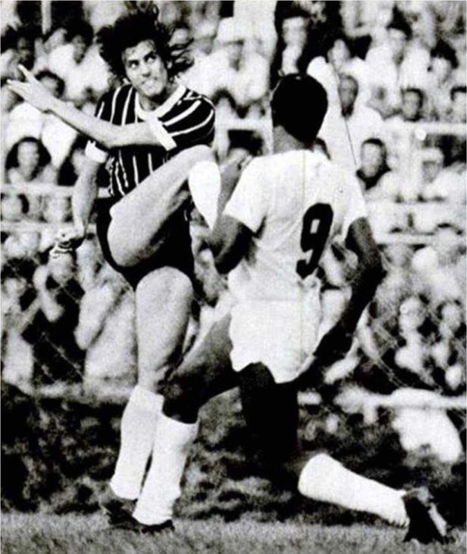 Zé Eduardo e Enéas disputam bola durante confronto entre Corinthians e Portuguesa no Pacaembu nos anos 70. Foto: reprodução