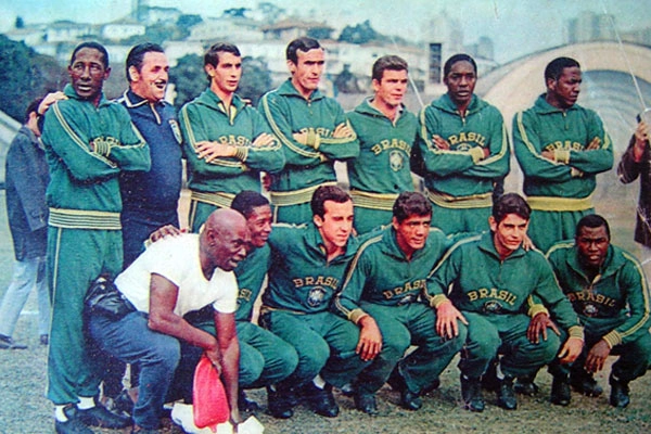 Em pé, da esquerda para a direita: Djalma Santos, um integrante da comissão técnica, Piazza, Sadi, Cláudio, Joel Camargo e Jurandir. Agachados: o massagista Mário Américo, Paulo Borges, Tostão, César Maluco, Rivellino e Edu. Foto enviada pelo internauta Walter Roberto Peres