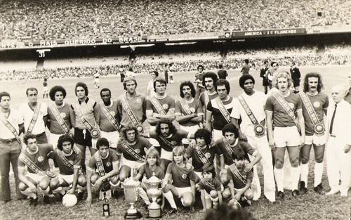 América campeão da Taça Guanabara de 1974. Em pé: Mareco, Beto, Tereso, Rogério, Alex, Álvaro, Geraldo, Ivo e Orlando Lelé. Agachados: Flecha, Bráulio, Renato, Mauro, Luizinho Lemos, Edu e Gílson Nunes