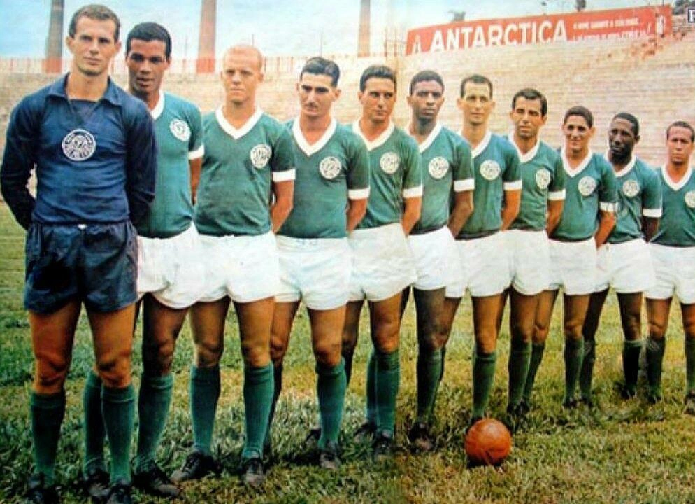 Zequinha, o último da fileira. Nesta foto, o Palmeiras campeão de 63