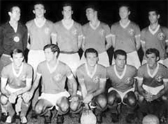 Formação do querido Inter de Porto Alegre mostra, em pé, Gainete, Sadi, Scala, Luiz Carlos, Élton e Lauricio; Agachados Carlitos, Bráulio, Carlinhos, Lambari e João Carlos
