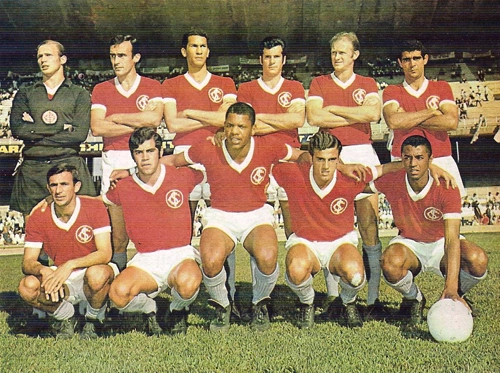 Com Schneider, Sadi, Pontes, Scala, Elton e Laurício em pé e agachados Carlitos, Bráulio, Claudiomiro, Tovar e Dorinho