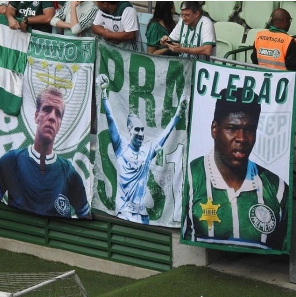 Fernando Prass posta, em julho de 2018, homenagem da torcida alviverde aos ídolos: Ademir da Guia, o próprio Prass e Clebão. Como legenda, o arqueiro publicou: “entre os grandes!”. (Foto: Reprodução - Instagram @fernandoprassoficial)