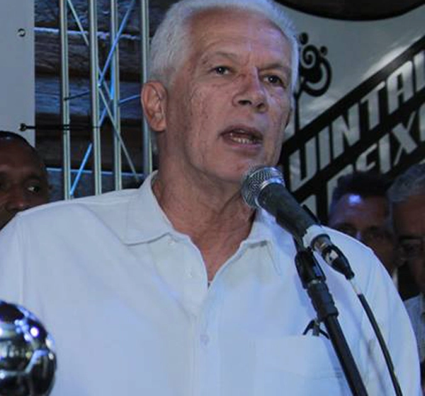 Emerson Leão discursando, em 20 de outubro de 2018, na comemoração dos 20 anos do título do Santos na Copa Conmebol de 1998
