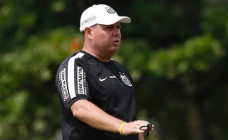 Interino usa escalação de Enderson e diz que está 'desencanado' com futuro