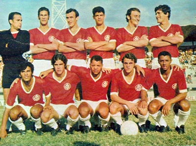 Com Gainete, Bibiano Pontes, Jorge Andrade, Hermínio, Carbone e Edson Madureira em pé e Valdomiro, Bráulio, Claudiomiro, Tovar e Dorinho agachados