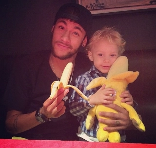 Quando Daniel Alves sofreu ataques, Neymar lançou a campanha "Somos Todos Macacos"