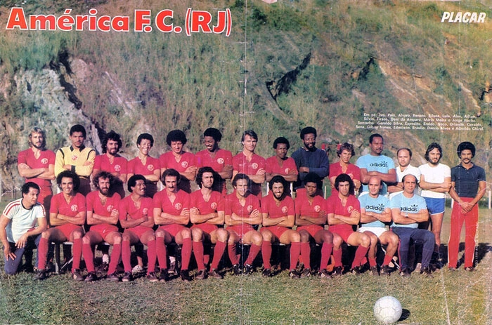 Elenco do América nos anos 70. Os três primeiros em pé, da esquerda para a direita são Ivo, País e Álvaro. O sétimo é Alex. Sentados, o quarto jogador é Orlando Lelé. O sexto é Gilson Nunes, seguido por Edmilson Pombinho e Bráulio. O último é o preparador físico Admildo Chirol. Foto: Revista Placar, enviada por Edmilson Filho