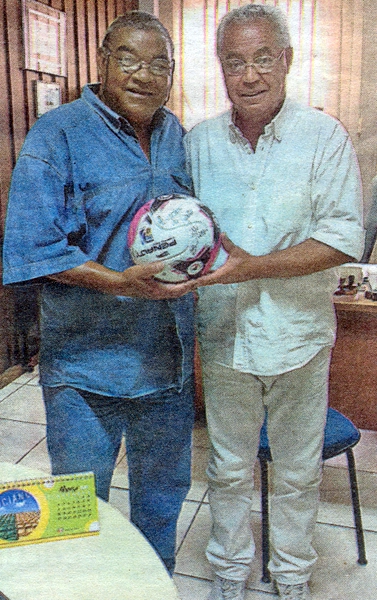 Na imagem, Alcindo, ex-Grêmio, e Bráulio, ex-Inter, posam juntos para a divulgação de um evento em Porto Alegre. Foto: Reprodução