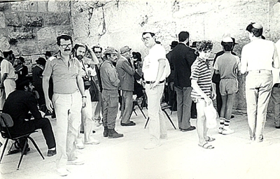 Jornalistas Mário Marinho, Fran Augusti, Samuel Ferro (de óculos escuros) e Milton Neves, em 1985, no Muro das Lamentações em Jerusalém, Israel