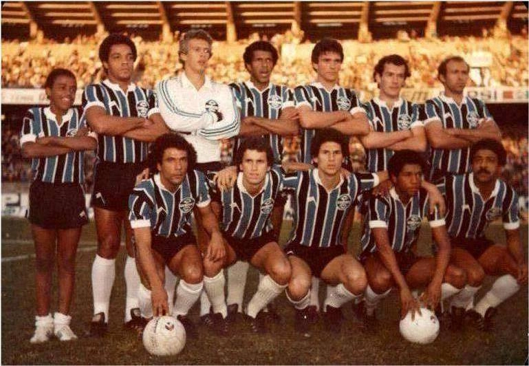 Grêmio em 1980. Em pé: Mauro Cabeção, Leão, Vantuir, Newmar, Carlos Kiese e Dirceu; Agachados: Jurandir, Flávio, Baltazar, Leandro e Jésum.