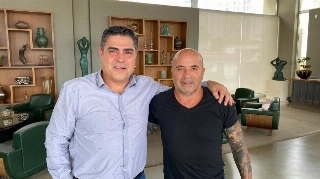 Argentino posou ao lado do presidente Sette Câmara e assina contrato na próxima terça-feira. Foto: Atlético-MG/Divulgação