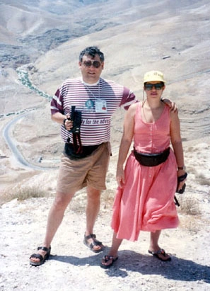 Macabiada de Israel, em 1993: Milton Neves e esposa no bíblico Deserto da Judéia